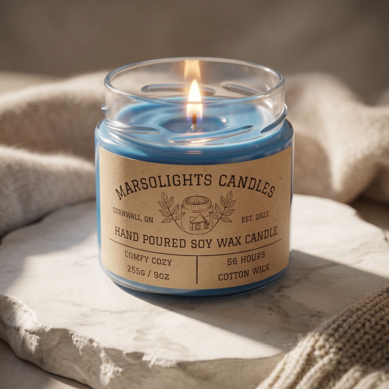 Comfy Cozy Soy Scented Candle
Scent Profile: blends fresh flannel, patchouli, green tea and soft amber
Size: 9 ounce or 255 grams.
Burn time: 56 hours
Wick Type: Cotton

Bougie parfumée à la cire de soja « Comfy Cozy »
Profil olfactif : un mélange de flanelle fraîche, de patchouli, de thé vert et d'ambre doux
Format : 9 onces (255 grammes)
Durée de combustion : 56 heures
Type de mèche : coton