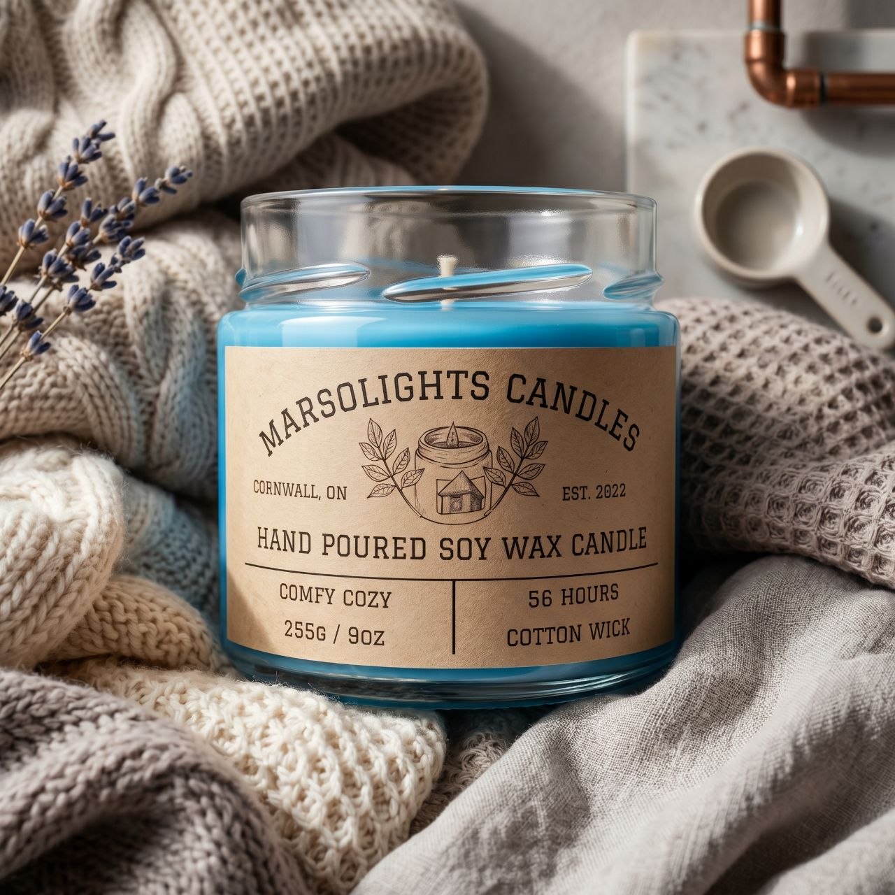 Comfy Cozy Soy Scented Candle
Scent Profile: blends fresh flannel, patchouli, green tea and soft amber
Size: 9 ounce or 255 grams.
Burn time: 56 hours
Wick Type: Cotton

Bougie parfumée à la cire de soja « Comfy Cozy »
Profil olfactif : un mélange de flanelle fraîche, de patchouli, de thé vert et d'ambre doux
Format : 9 onces (255 grammes)
Durée de combustion : 56 heures
Type de mèche : coton