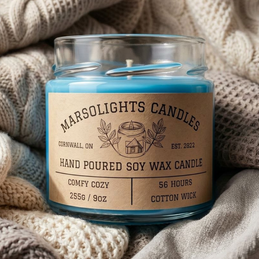Comfy Cozy Soy Scented Candle
Scent Profile: blends fresh flannel, patchouli, green tea and soft amber
Size: 9 ounce or 255 grams.
Burn time: 56 hours
Wick Type: Cotton

Bougie parfumée à la cire de soja « Comfy Cozy »
Profil olfactif : un mélange de flanelle fraîche, de patchouli, de thé vert et d'ambre doux
Format : 9 onces (255 grammes)
Durée de combustion : 56 heures
Type de mèche : coton
